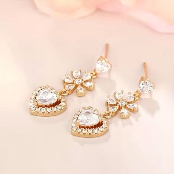 🔅🆕🔅 Elegant Heart Flower Simulated Diamonds Dangle Earrings✨ - Picture 7 of 10